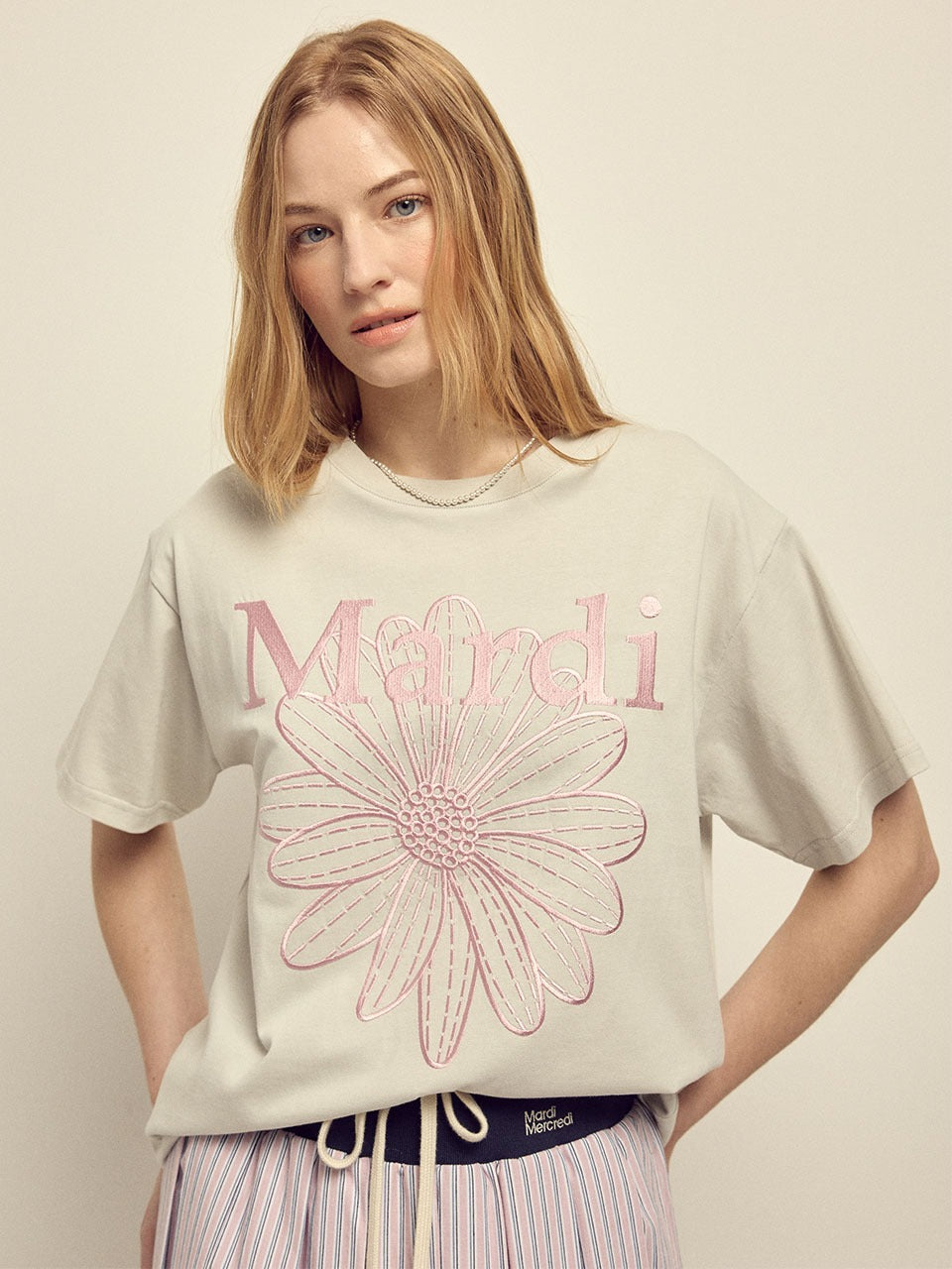TSHIRT FLOWERMARDI NEEDLEWORK_LIGHTGREY PINK : t-shirt Mardi Mercredi officiel, motif fleur rose sur fond gris clair, look chic