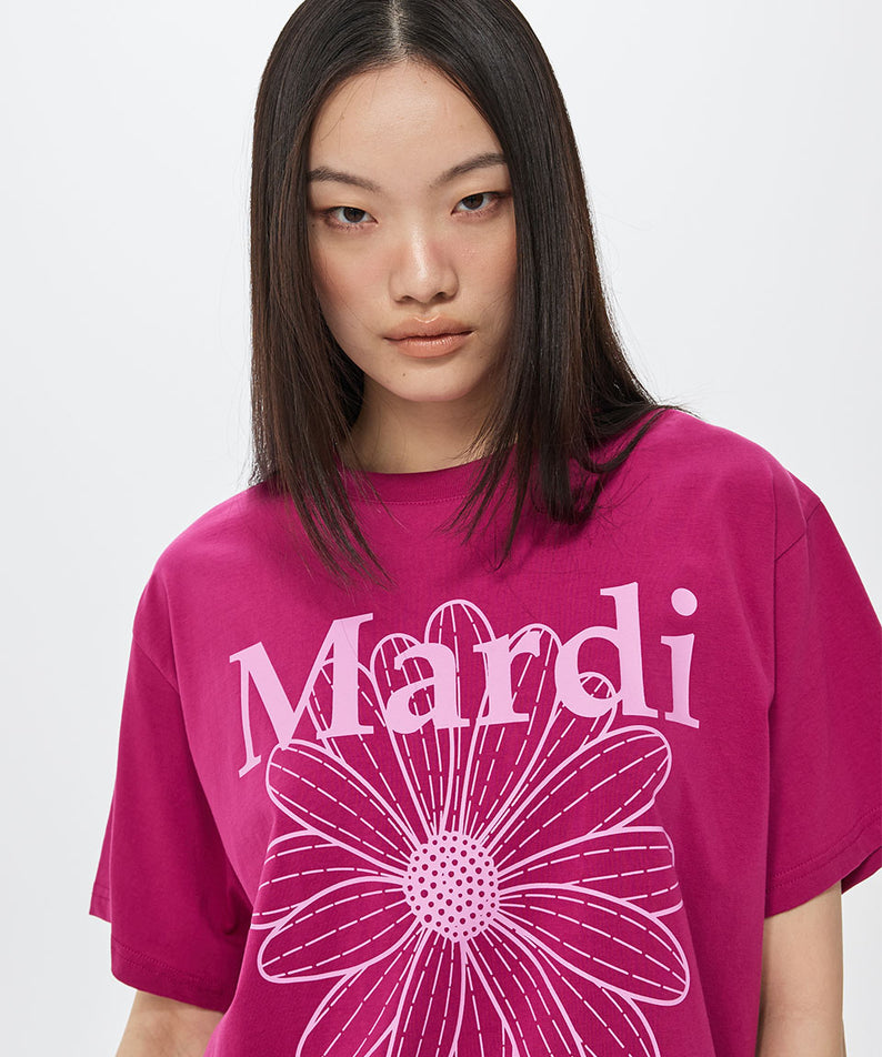 TSHIRT FLOWERMARDI_MAGENTA LAVENDER Mardi Mercredi : t-shirt magenta lilas avec impression fleur, modèle en studio fond clair