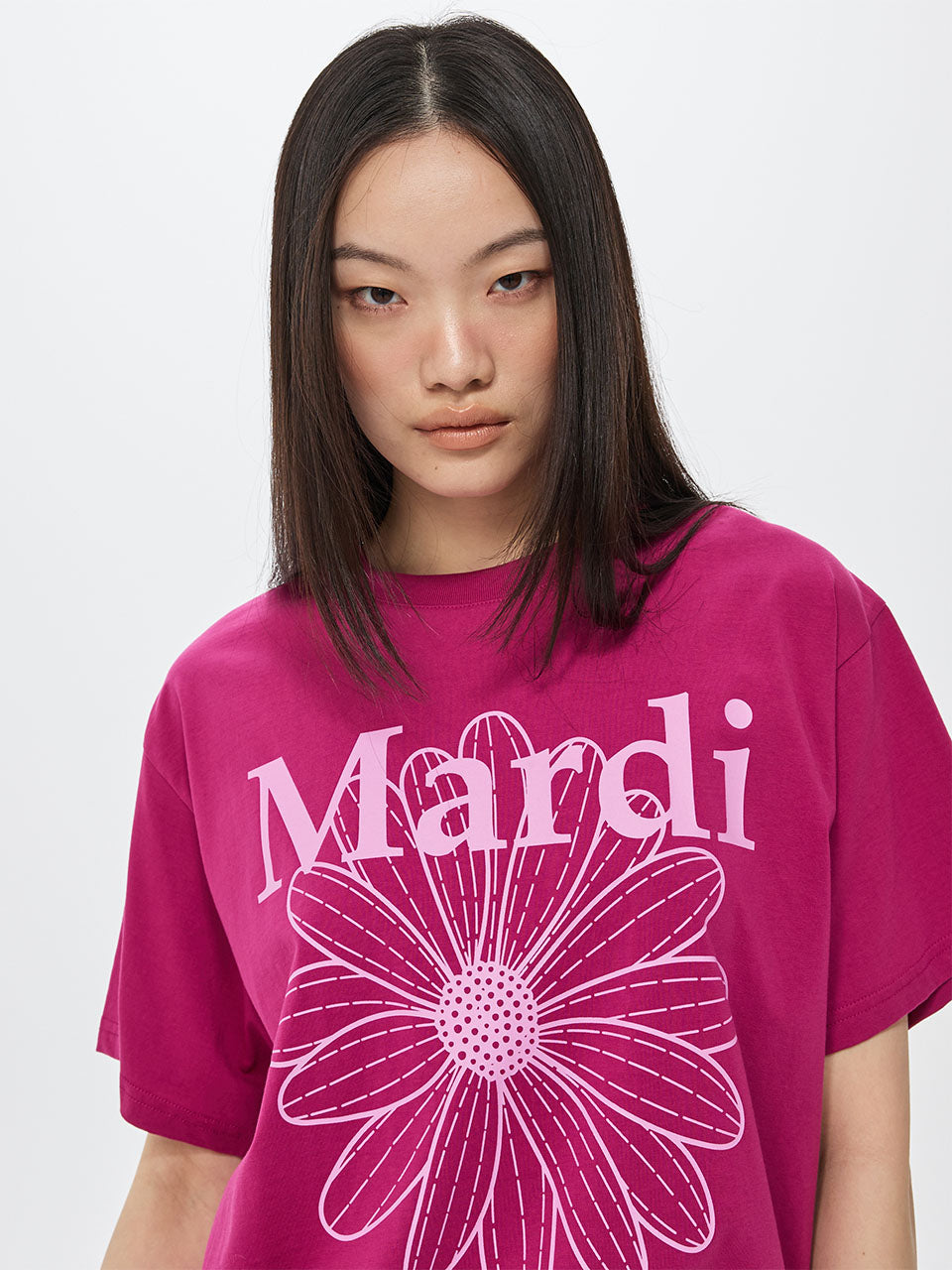TSHIRT FLOWERMARDI_MAGENTA LAVENDER Mardi Mercredi : t-shirt magenta lilas avec impression fleur, modèle en studio fond clair