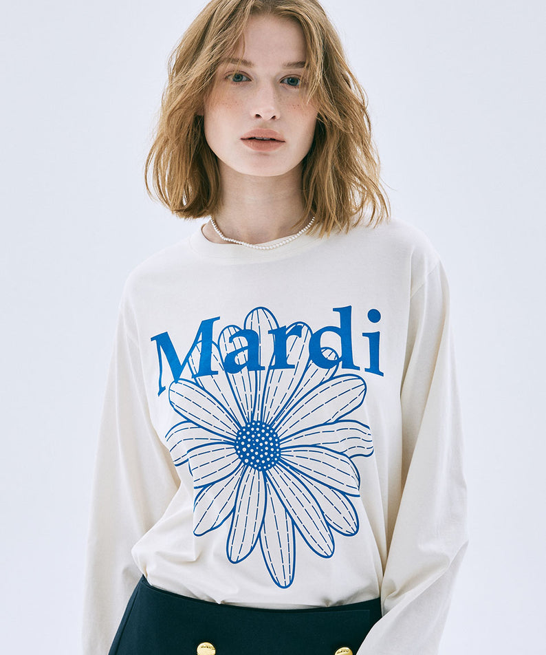 TSHIRT LONG SLEEVE FLOWERMARDI_CREAM BLUE Mardi Mercredi, t-shirt manches longues crème, fleur bleue, modèle en studio