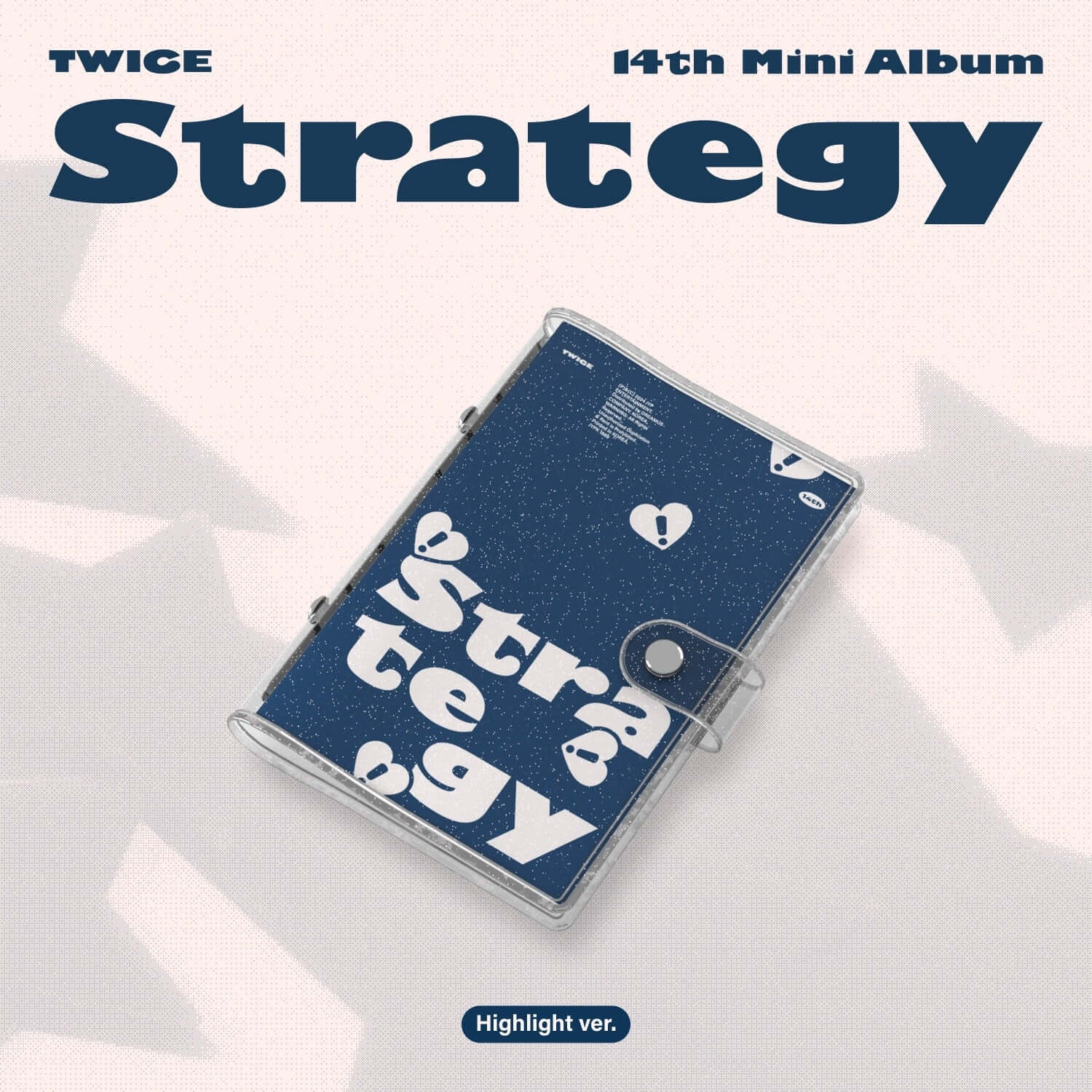 TWICE - 14th Mini Album [STRATEGY] (Highlight ver.) - Album Kpop, jaquette bleu et carnet, mise en scène studio.