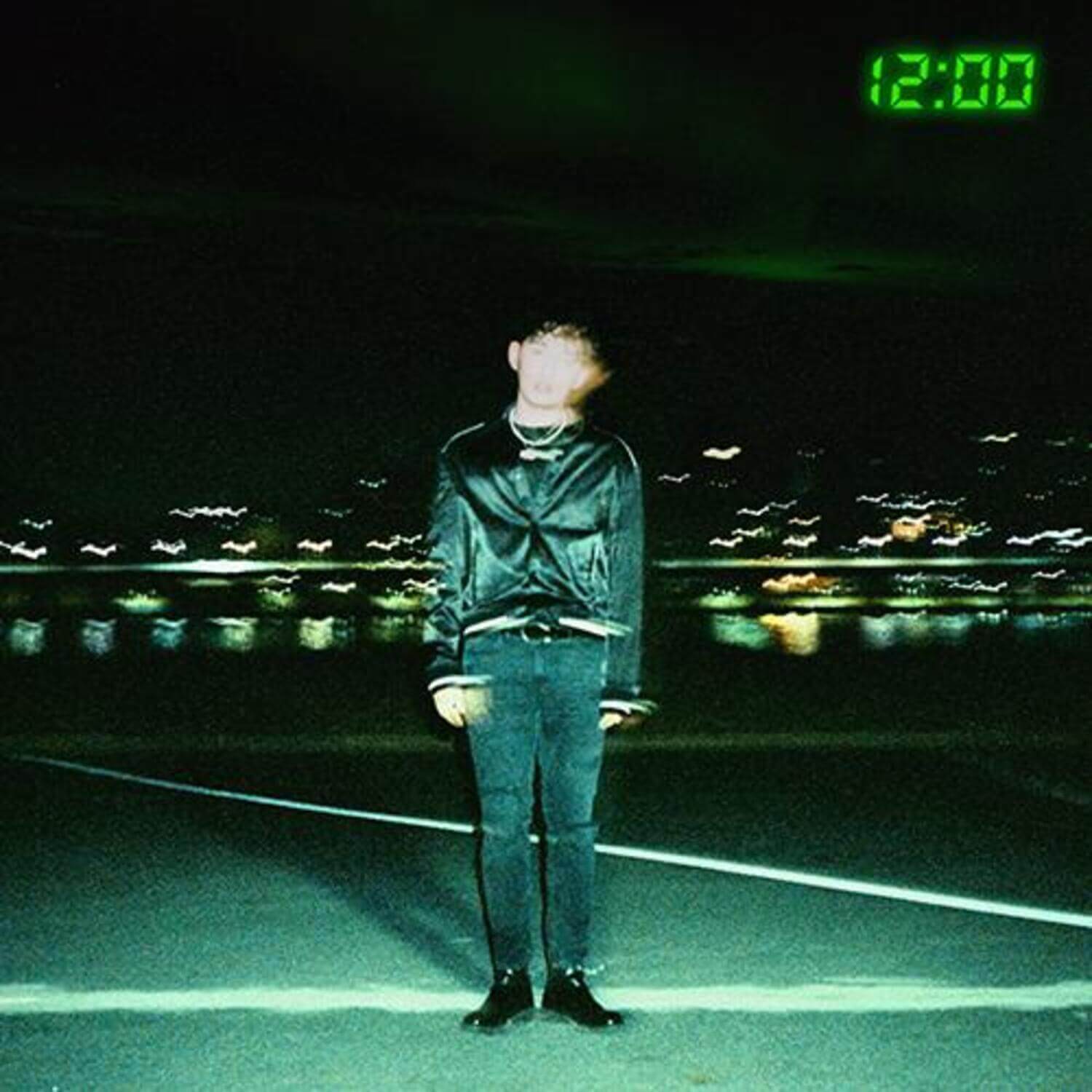 TWLV - [Neo Seoul] - Album Kpop : cover photo, artiste en tenue sombre, décor néon vert, ambiance nuit urbaine de TWLV