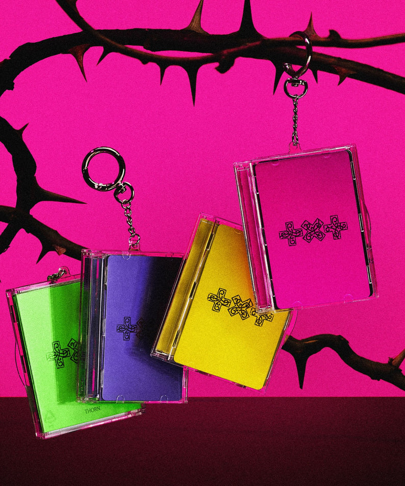 TXT - 7TH YEAR: (Photocard Case Ver.) (Random 1 of 4) - Album Kpop, boîtiers photocard colorés suspendus sur fond rose