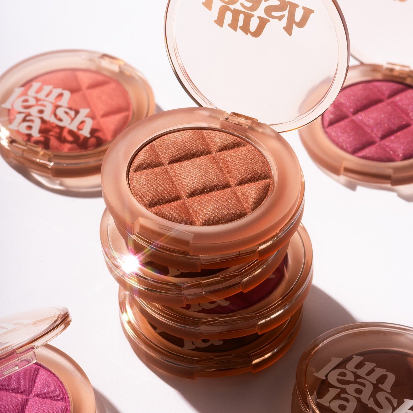 UNLEASHIA Dough Dough Waffle Blush : maquillage blush scintillant rose, pack doré, vue produit sur fond clair