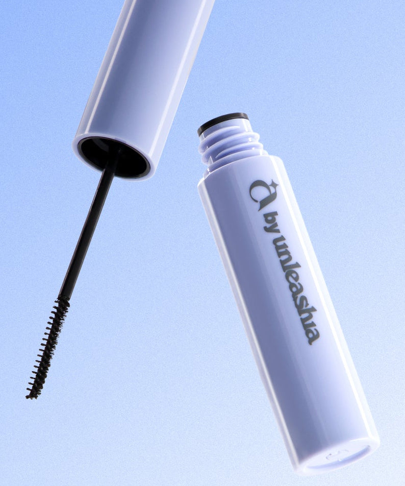 UNLEASHIA Lift Lock Fixing Mascara 3.7g, tube bleu et brosse ouverte sur fond bleu, vue produit marque