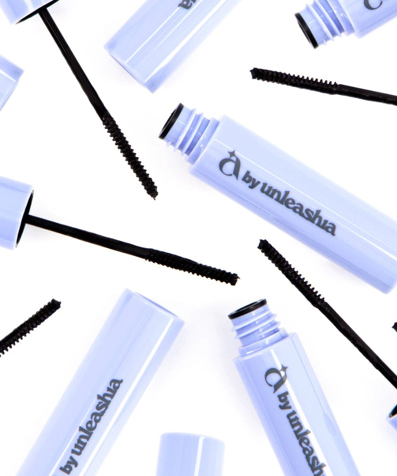 UNLEASHIA Lift Lock Fixing Mascara 3.7g de marque UNLEASHIA, brosses et tubes noirs sur fond blanc, vue produit.