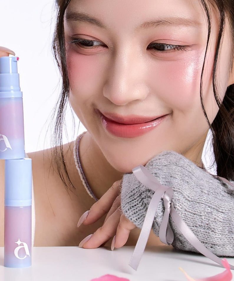 UNLEASHIA Power Tinted Drop Gelling Cheek, peau avec blush rosé, produit de la marque sur fond clair, visage maquillé