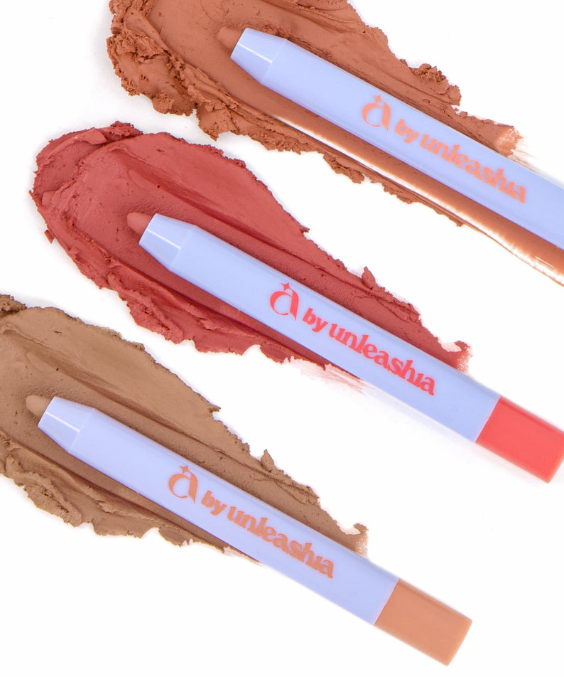 UNLEASHIA the Light Pillow Kiss Lip Pencil de la marque, sur fonds blanc, avec plusieurs teintes et textures maquillage