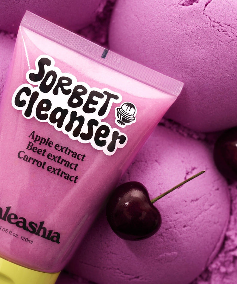 Tube de UNLEASHIA ABC Sorbat Facial Cleanser 120ml avec textures roses et cerises fraîches en arrière-plan.
