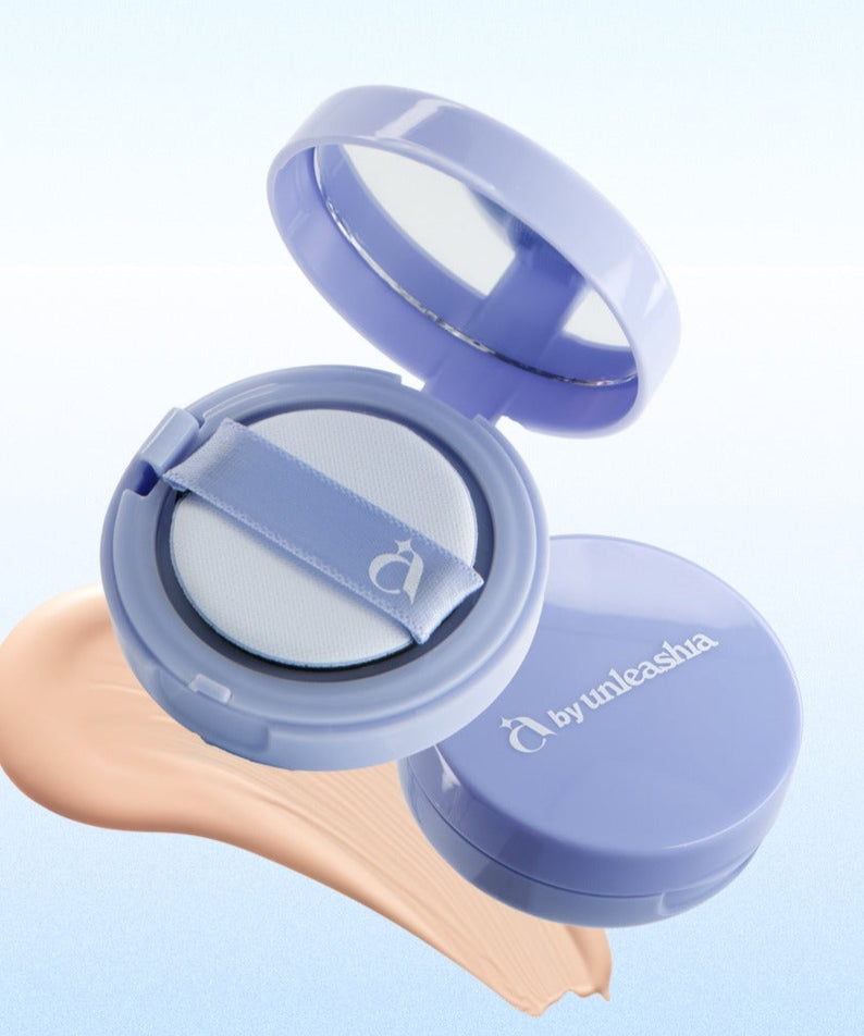 Coussin de maquillage UNLEASHIA Be Be Blue Cushion ouvert avec un échantillon de couleur beige sur fond bleu clair.