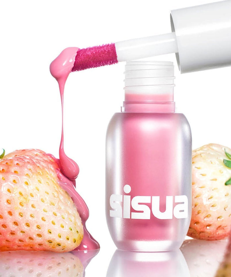 UNLEASHIA Sisua Berry Shot Lip Tint de la marque UNLEASHIA, flacon avec texture rosée, fraises et éclat visuel.