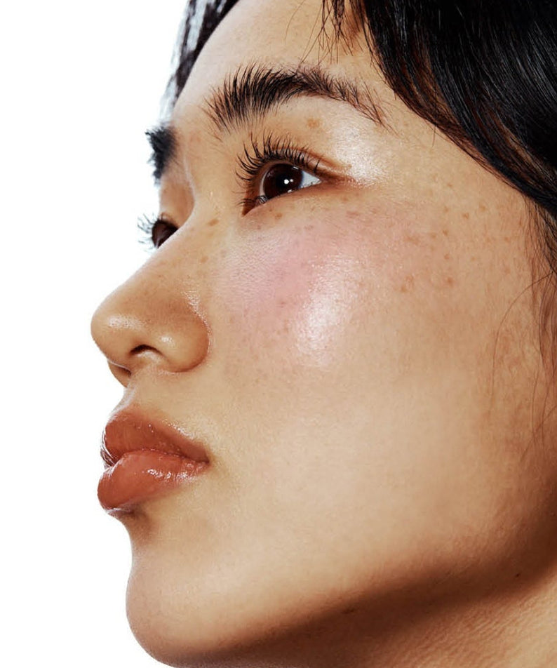 UNLEASHIA Sisua Berry Shot Lip Tint, gros plan sur lèvres teintées baies, portrait maquillage sur fond clair.