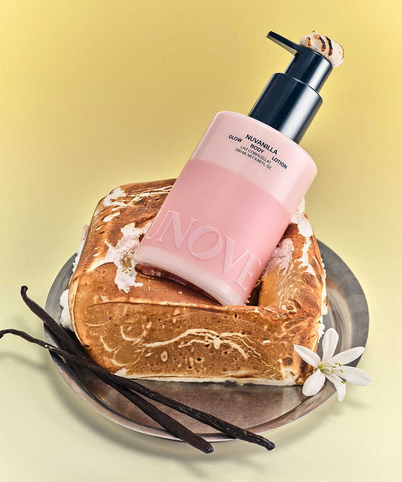 UNOVE Anove Glow Body Lotion 290ml : flacon rose sur beignet, vanille et gousse, fond jaune lumineux.