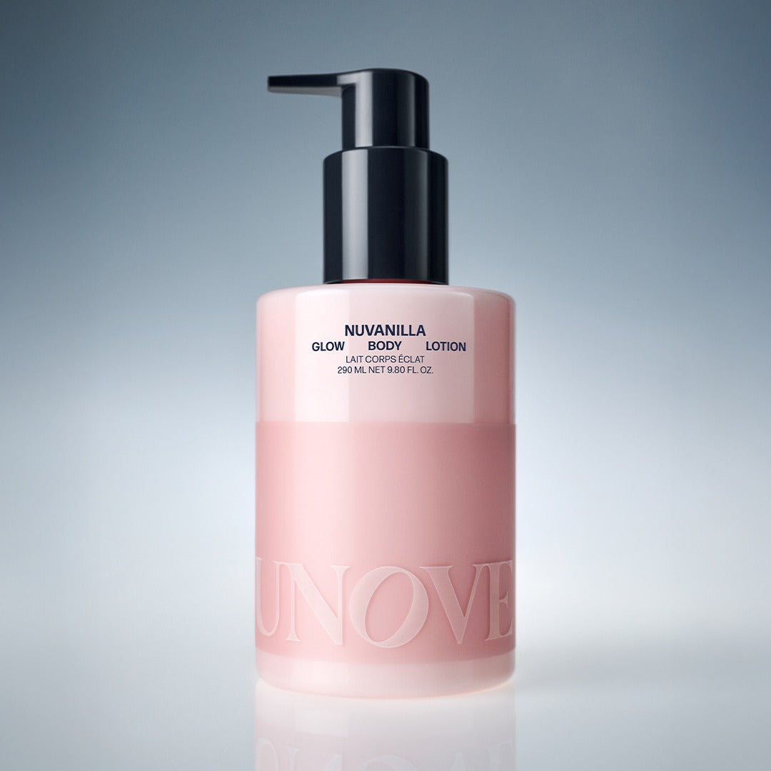 UNOVE Anove Glow Body Lotion 290ml, flacon pompe rose sur fond bleu clair, mise en scène beauté (UNOVILLA)