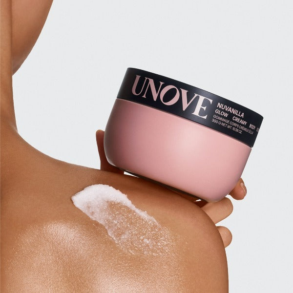 UNOVE Anove Glow Creamy Body Scrub 300g : pot UNOVE sur peau avec texture crémeuse, photo produit sur fond clair.