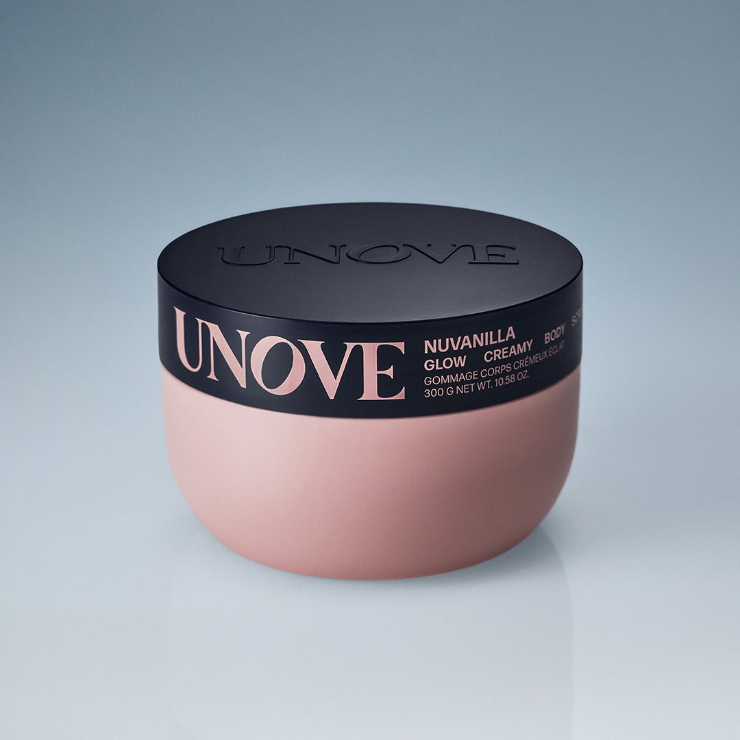 UNOVE Anove Glow Creamy Body Scrub 300g de la marque UNOVE, pot rose sur fond clair, contexte produit cosmétique.