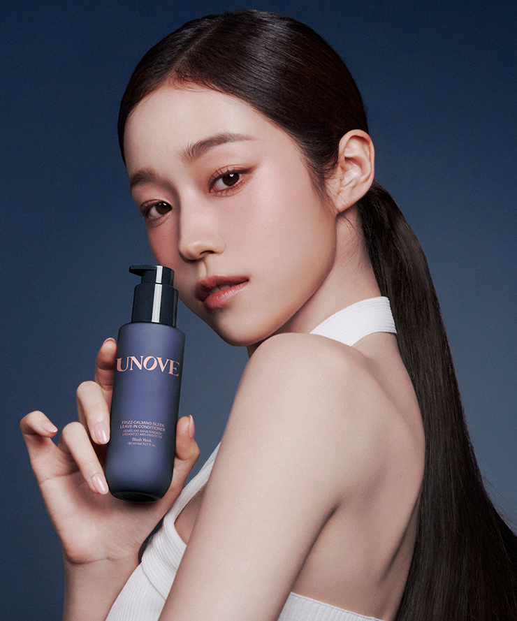 UNOVE Frizz Calming Sleek Leave-In Conditioner 150ml, flacon UNOVE sur fond bleu, femme aux cheveux lisses, contexte visuel soin capillaire