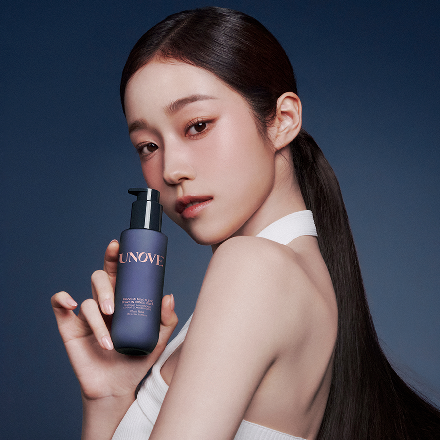 UNOVE Frizz Calming Sleek Leave-In Conditioner 150ml, flacon UNOVE sur fond bleu, femme aux cheveux lisses, contexte visuel soin capillaire