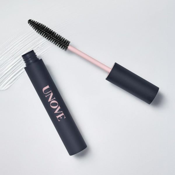 UNOVE Frizz Calming Slick Hair Finishing Stick 10ml de la marque UNOVE, stick coiffant sur fond clair, contexte brosse.