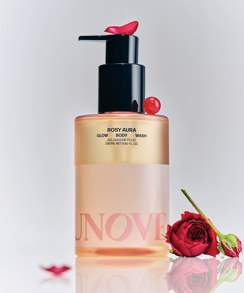 UNOVE Glow Body Wash 290ml, gel douche rosé ROSY AURA, flacon sur fond blanc avec fleur rouge et reflet