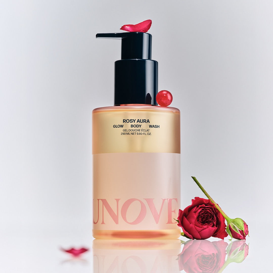UNOVE Glow Body Wash 290ml, gel douche rosé ROSY AURA, flacon sur fond blanc avec fleur rouge et reflet