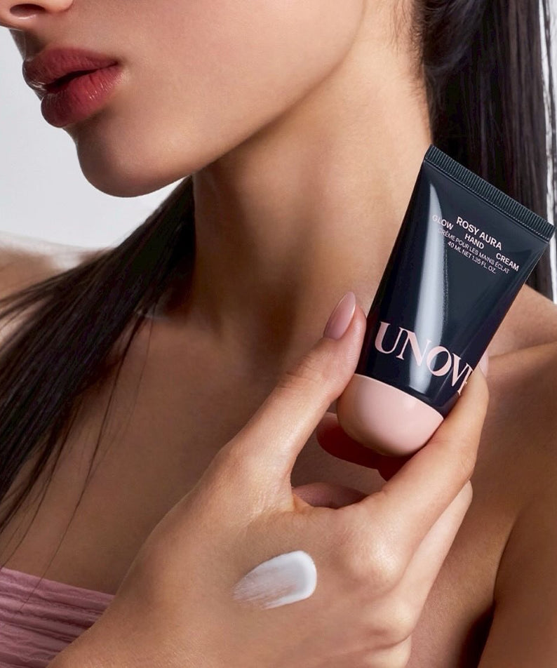 UNOVE Glow Hand Cream 40ml de la marque UNOVE, crème pour les mains sur la peau, main et tube en gros plan.