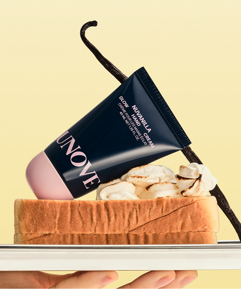 Décris l'image en français : UNOVE Glow Hand Cream 40ml, crème UNOVE sur serviette, format tube noir, ambiance minimaliste.