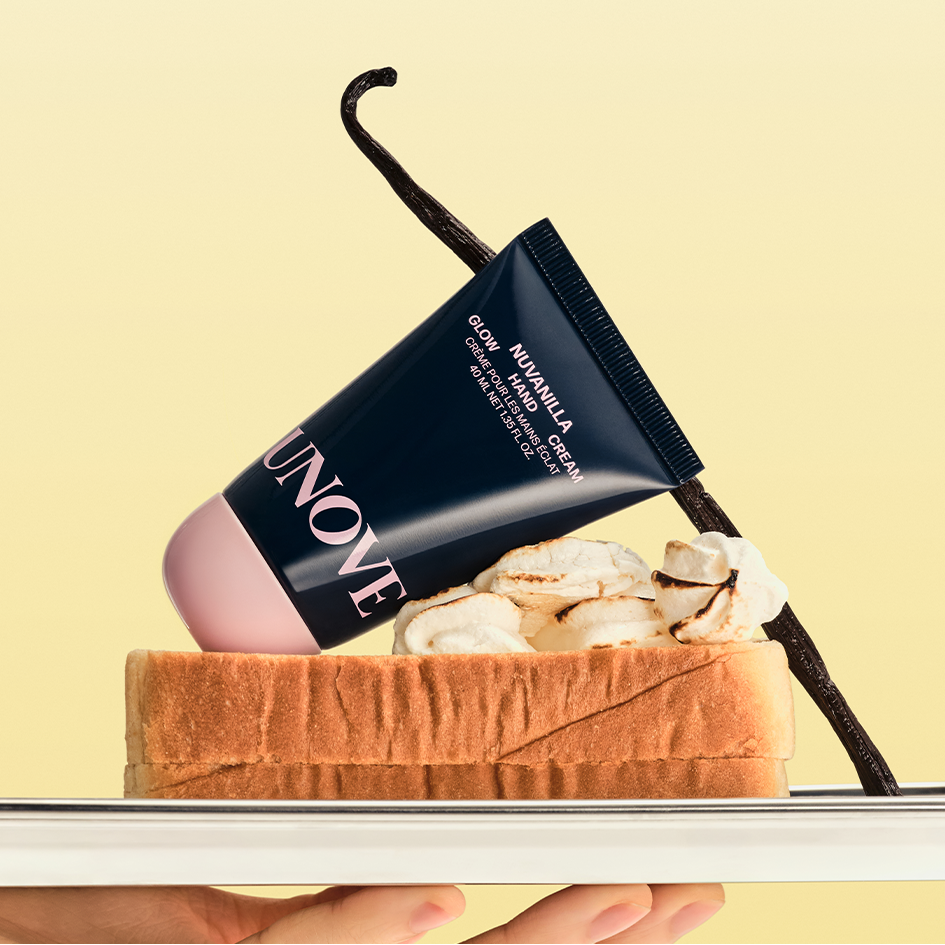 Décris l'image en français : UNOVE Glow Hand Cream 40ml, crème UNOVE sur serviette, format tube noir, ambiance minimaliste.