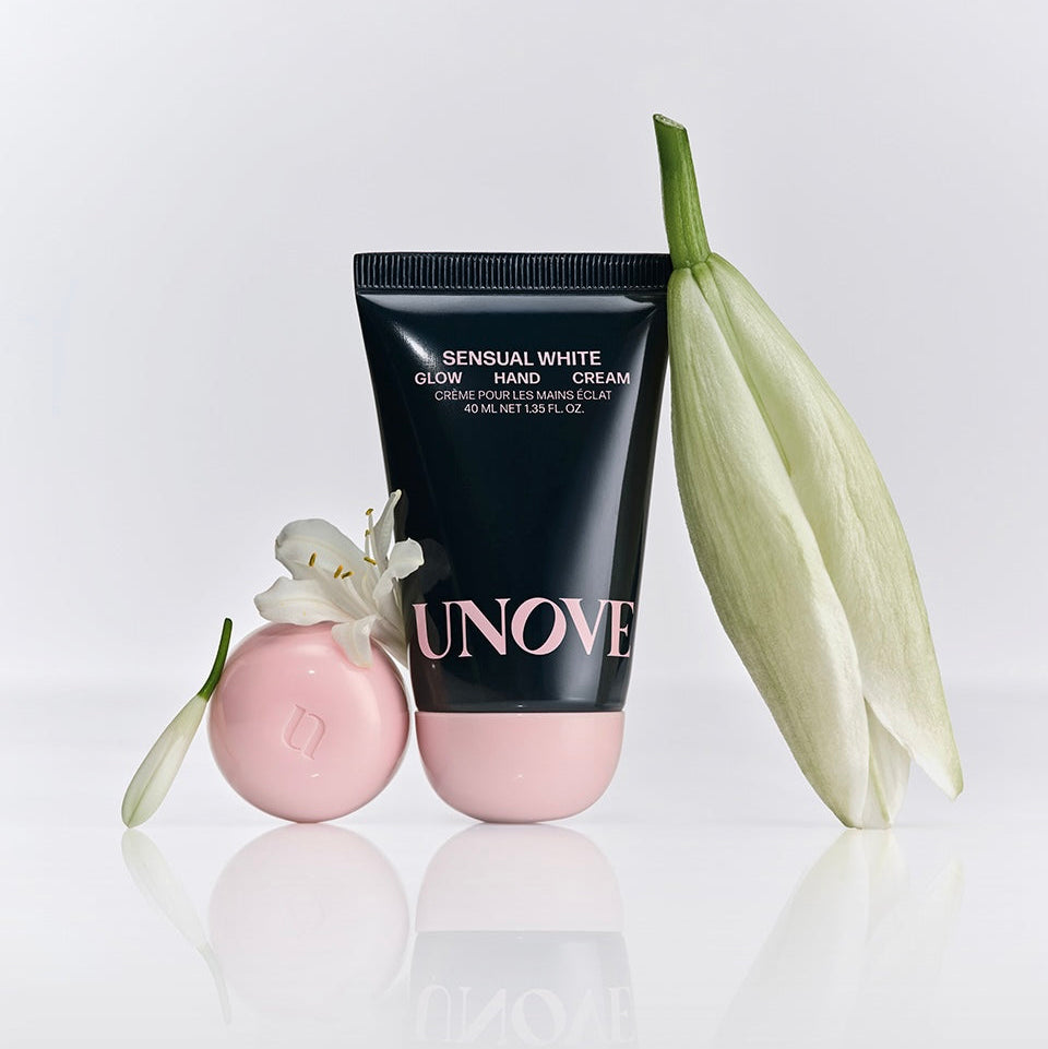 UNOVE Glow Hand Cream 40ml de la marque UNOVE, tube sur fond blanc, fleurs et gousses vertes pour ambiance visuelle.