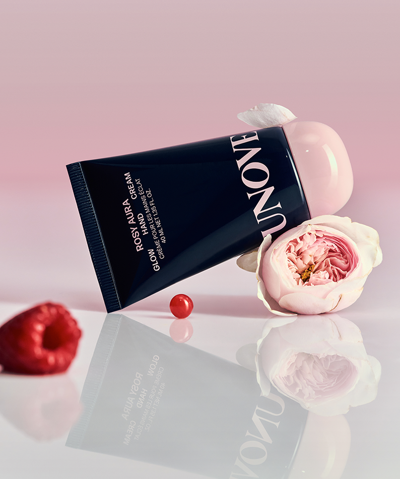 UNOVE Glow Hand Cream 40ml, tube sur fond rose avec fleurs; marque UNOVE en contexte spa, rendu lumineux.