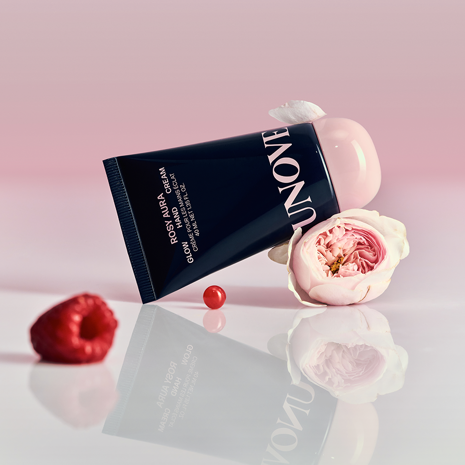 UNOVE Glow Hand Cream 40ml, tube sur fond rose avec fleurs; marque UNOVE en contexte spa, rendu lumineux.