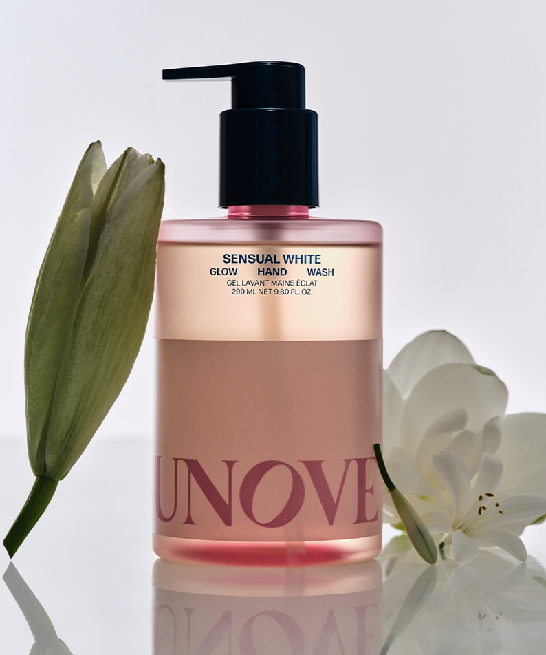 UNOVE Glow Hand Wash 290ml de la marque UNOVE : flacon-pompe rose sur fond clair, fleurs et pétales en contexte visuel