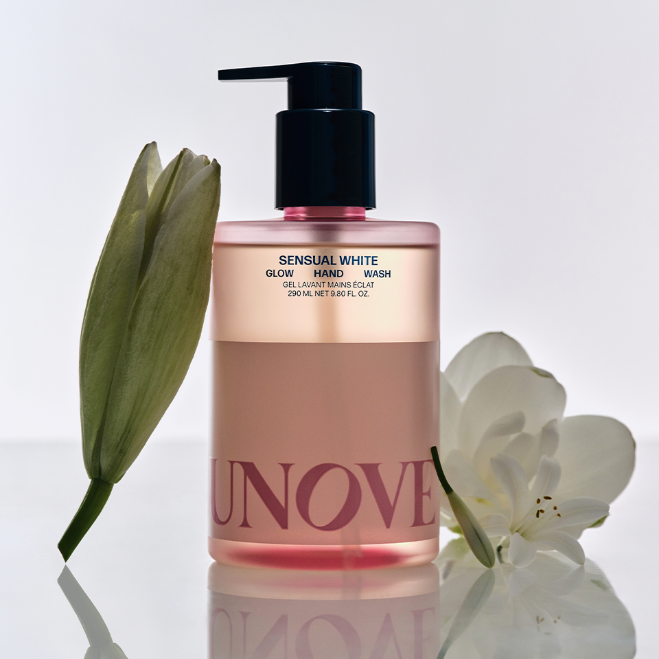 UNOVE Glow Hand Wash 290ml de la marque UNOVE : flacon-pompe rose sur fond clair, fleurs et pétales en contexte visuel