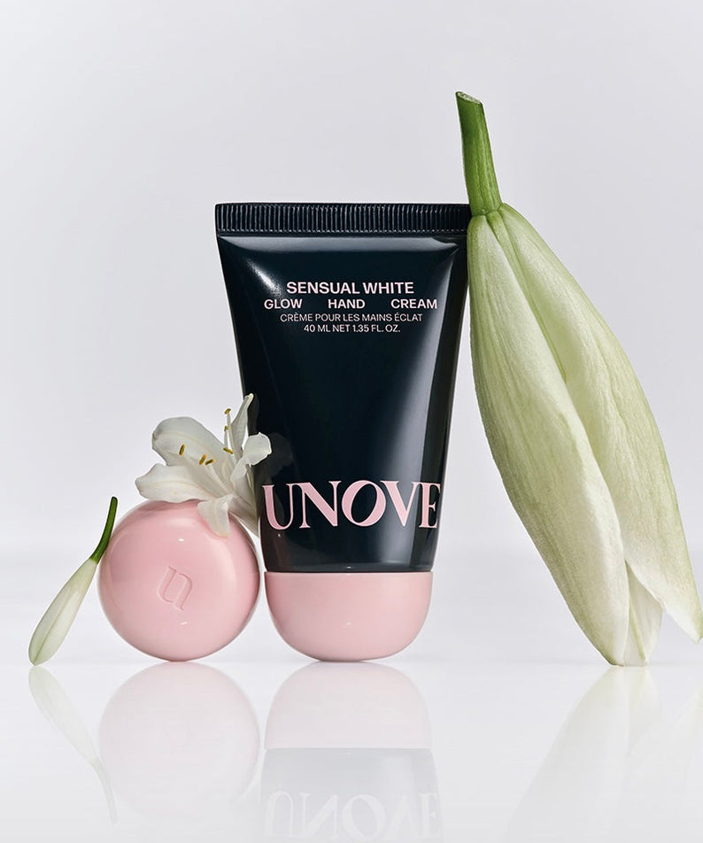 Crème pour les mains UNOVE Glow Hand Cream 40ml avec emballage élégant et fleur blanche.