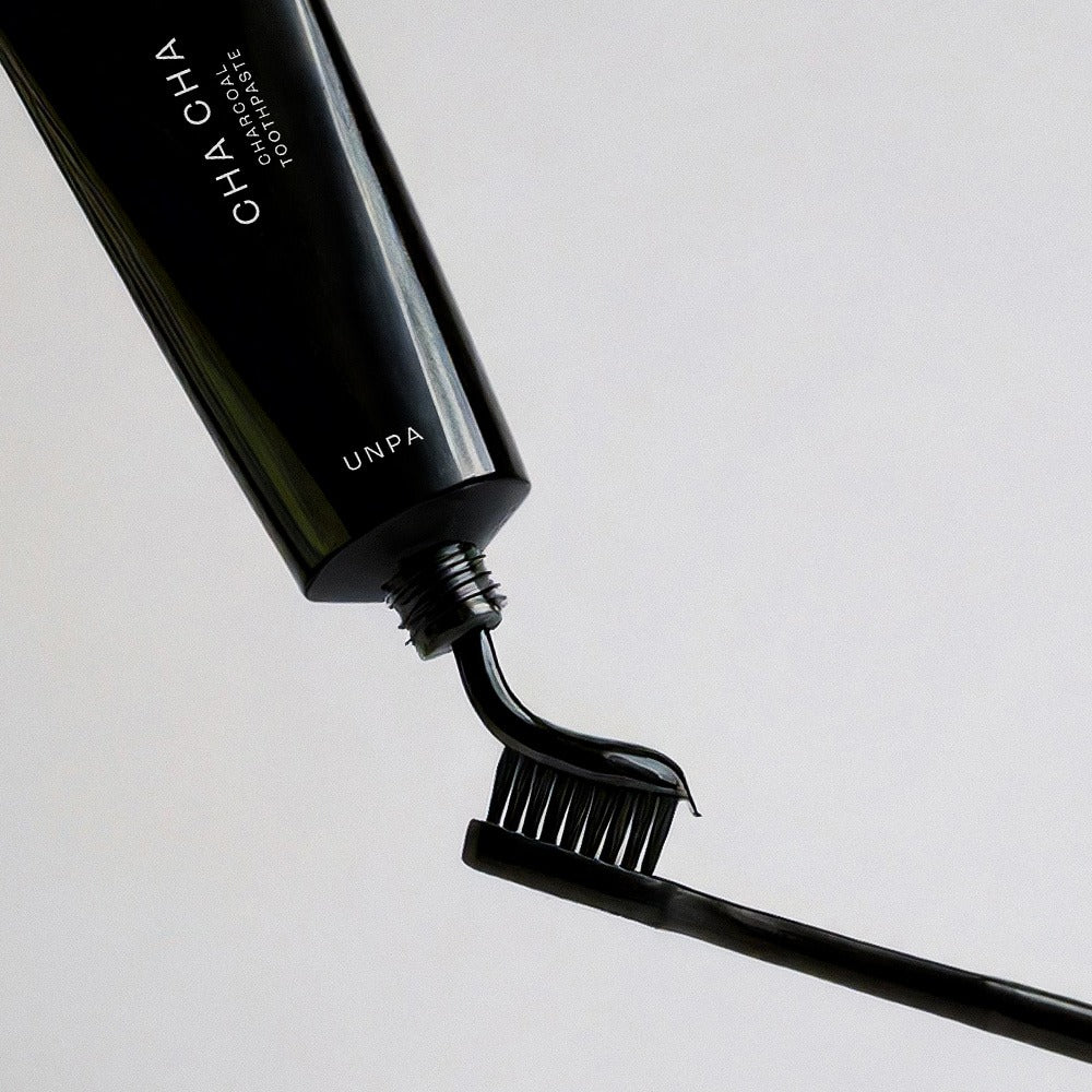 UNPA Cha Cha Charcoal Original Toothpaste 100g de la marque UNPA, tube noir avec charbon, sur fond clair