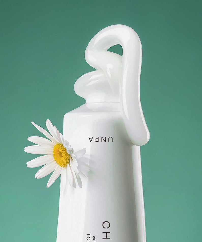 UNPA Chacha French Chamomile Vegan Whitening Toothpaste 90g de la marque UNPA, flacon blanc avec marguerite, fond vert.