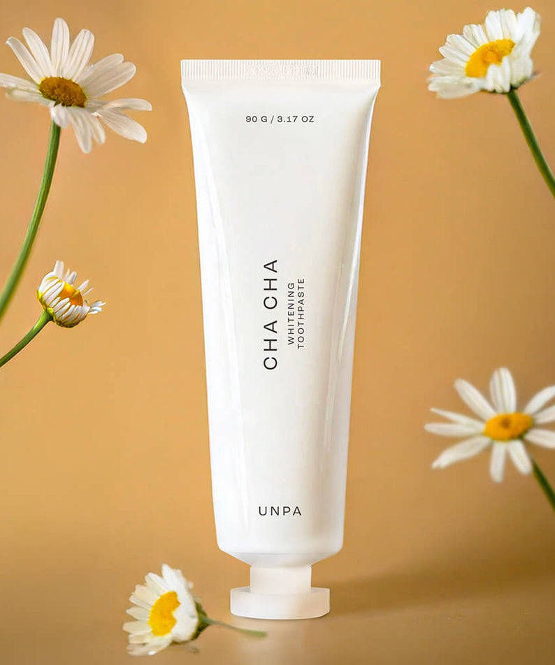 UNPA Chacha French Chamomile Vegan Whitening Toothpaste 90g, tube blanc UNPA, fleurs de camomille sur fond beige.