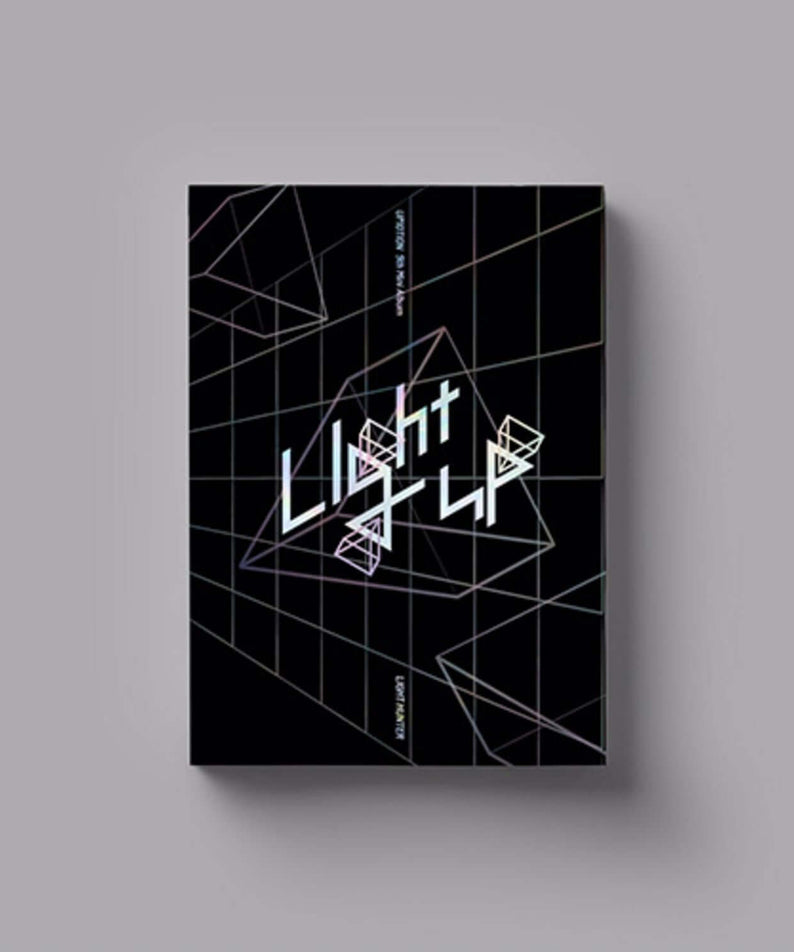 UP10TION - 9th Album [Light UP] (LIGHT HUNTER ver.) - Album Kpop, pochette noire avec design géométrique lumineux du groupe.