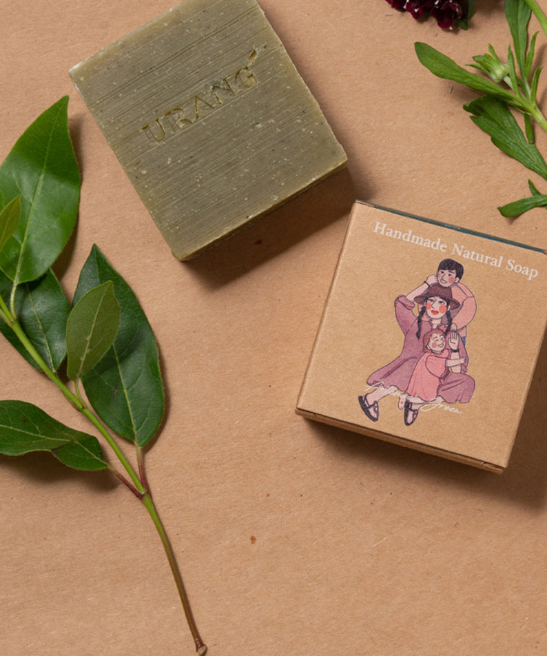 URANG Artmijia Green CP Handmade Soap présenté avec des feuilles vertes et une boîte en carton, savon naturel artisanal.