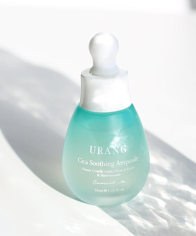 Flacon de 30ml de URANG Cica Soothing Ampoule, sérum apaisant pour la peau, présenté sur fond lumineux