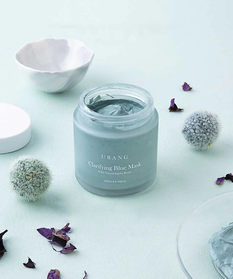 URANG Clarifying Blue Mask en pot avec fleurs séchées, idéal pour purifier la peau.