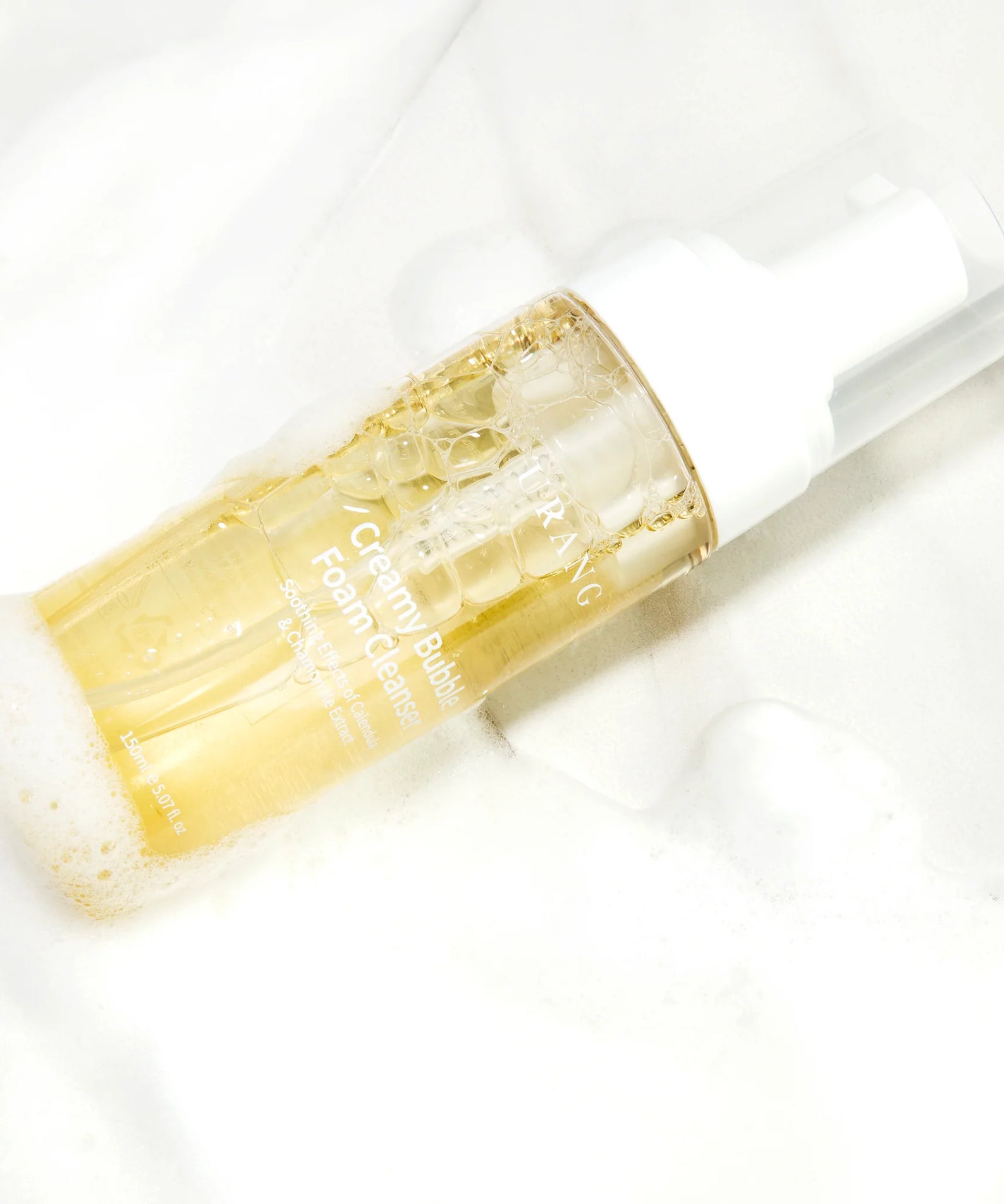 URANG Creamy Bubble Foam Cleanser 150ml sur mousse blanche, nettoyant visage doux et hydratant, soin de la peau pour un teint éclatant.