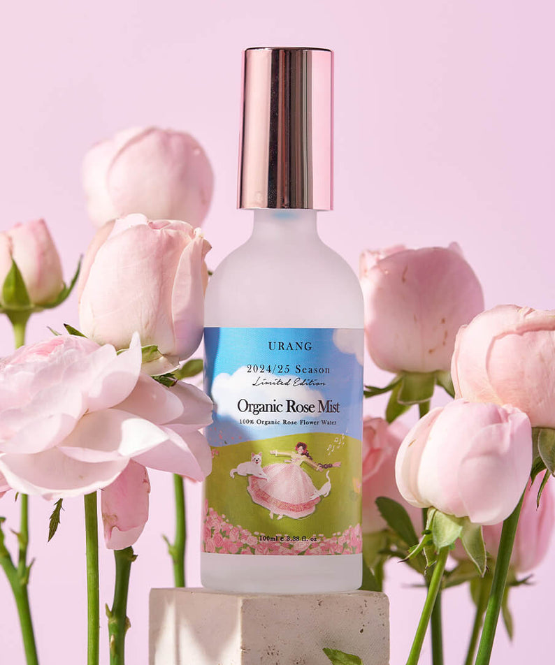 URANG Organic Rose Mist (2024/2025 Limited Edition) entouré de roses roses, édition limitée, soin beauté naturel.