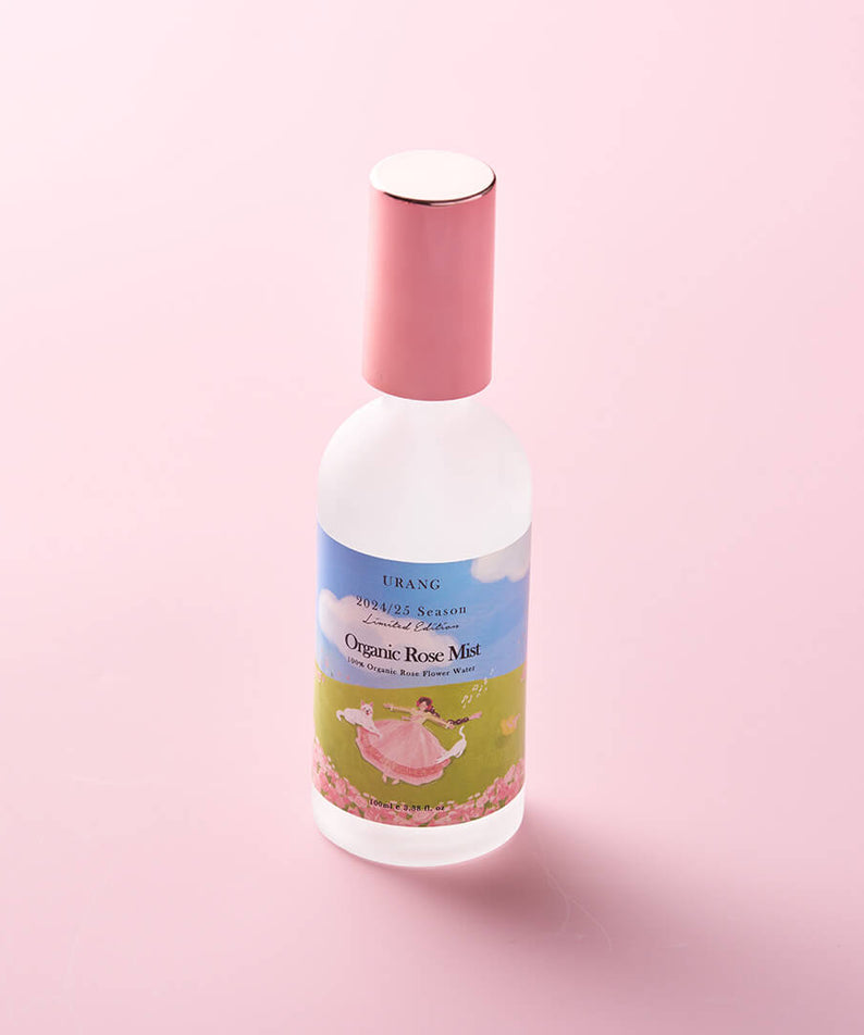 Flacon de URANG Organic Rose Mist (2024/2025 Limited Edition) sur fond rose élégant.