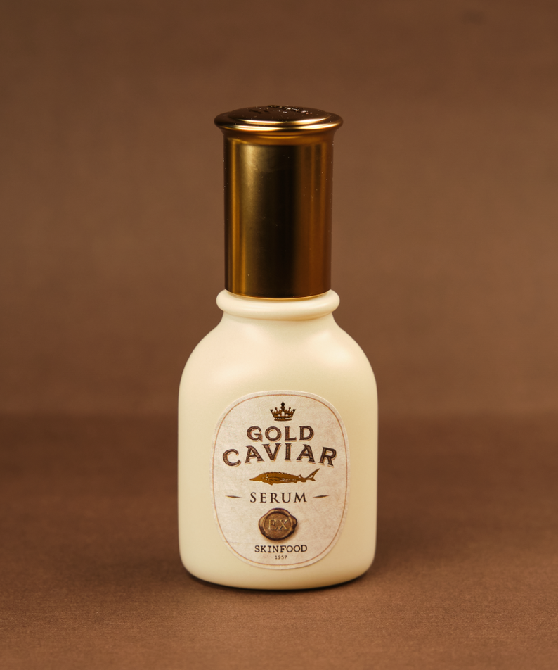 SKINFOOD Gold Caviar EX Serum 50ml de la marque SKINFOOD, flacon doré sur fond beige en studio.