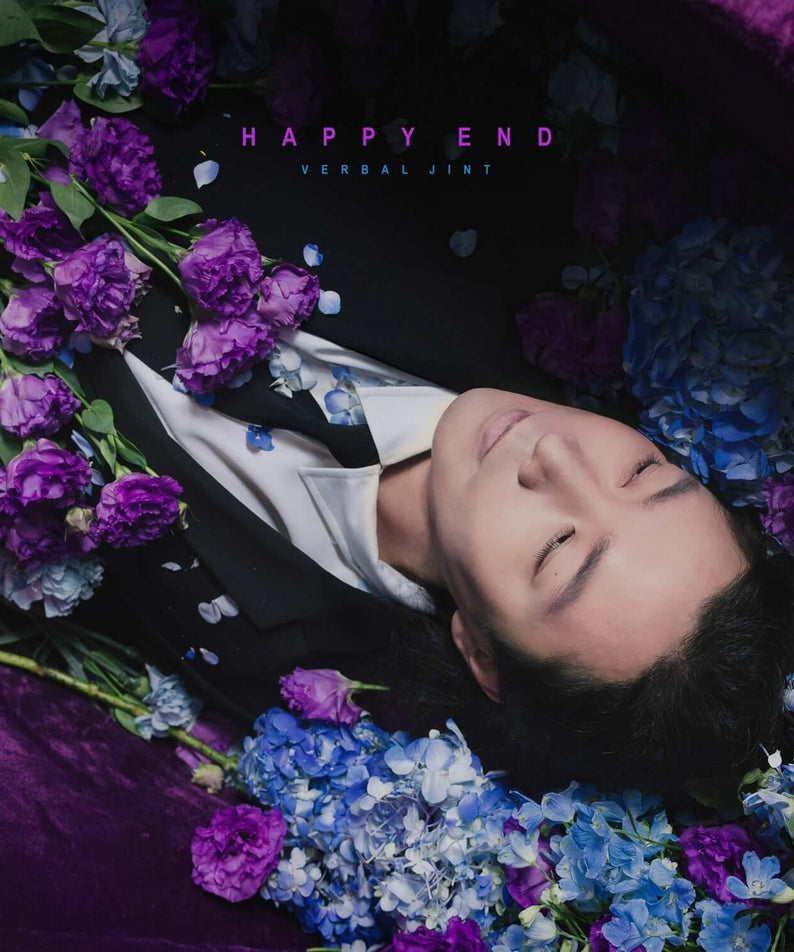 VERBAL JINT - [Happy End] - Album Kpop : couverture avec chanteur allongé entouré d’hortensias violets et bleus, fleurs et ambiances.