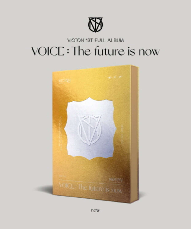 VICTON - 1st Album [VOICE : The future is now] - now ver., jaquette dorée sur fond clair, style Kpop moderne.