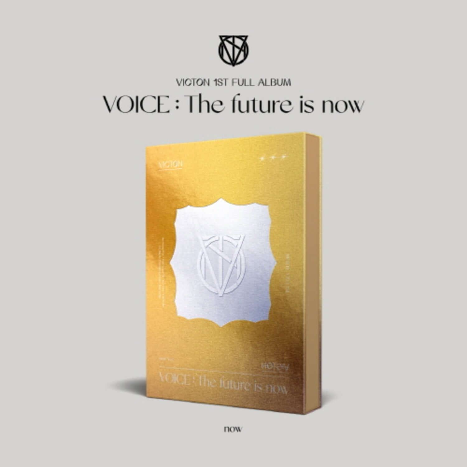 VICTON - 1st Album [VOICE : The future is now] - now ver., jaquette dorée sur fond clair, style Kpop moderne.