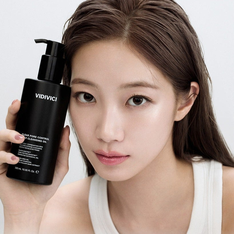 VIDIVICI Clear Pore Control Deep Cleansing Oil 300ml, huile démaquillante sur peau, femme en gros plan, contexte salle de bain