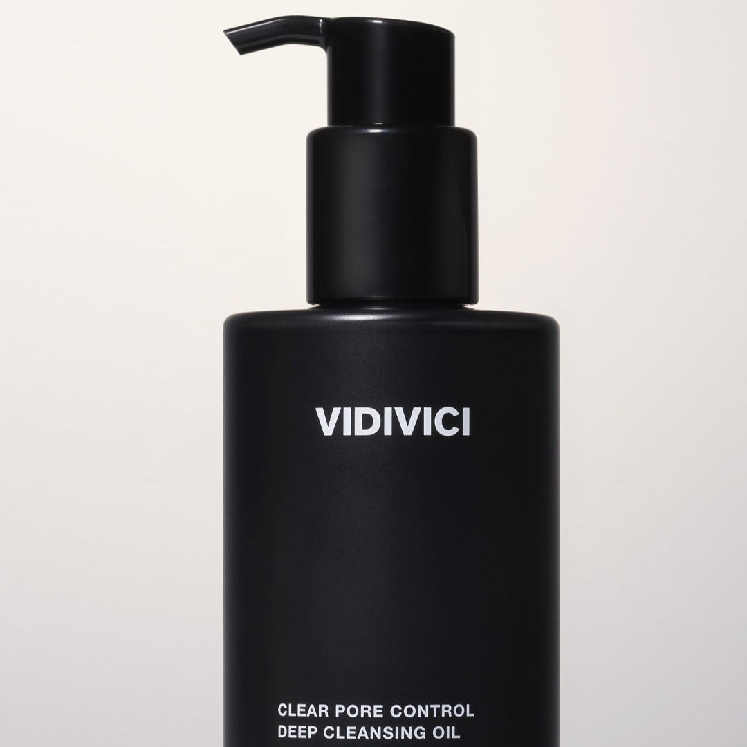 VIDIVICI Clear Pore Control Deep Cleansing Oil 300ml de VIDIVICI, flacon noir avec pompe sur fond clair